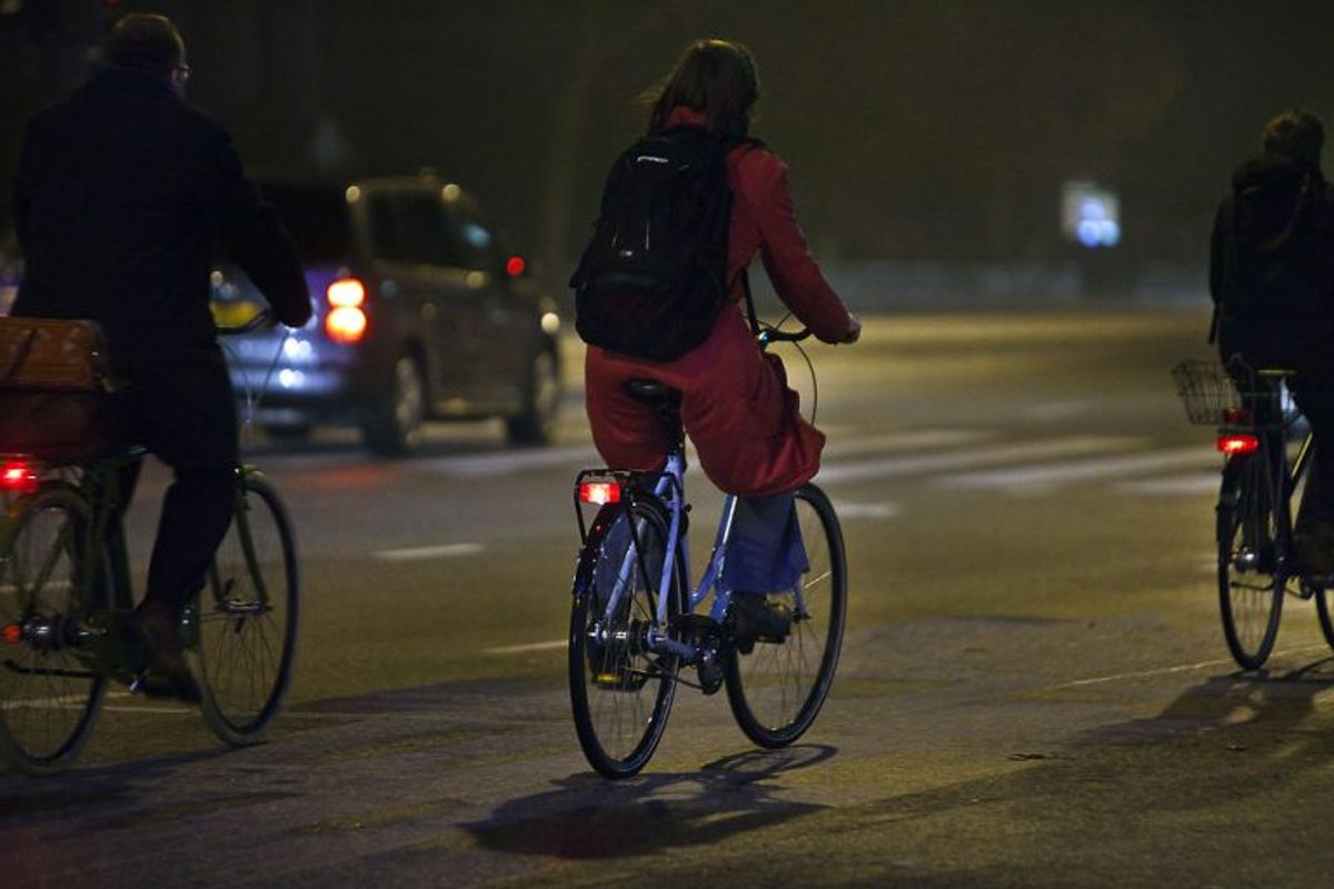 Foran på cyklen skal monteres en lygte, der afgiver gult eller hvidt lys. Baglygten skal afgive rødt lys. Begge skal afgive lys, der er tydelig synligt på mindst 300 meters afstand og er synligt fra siderne. Foto: Scanpix