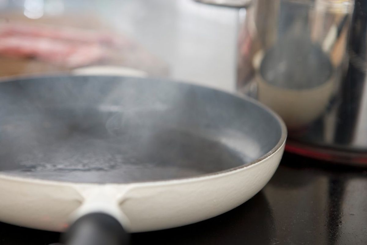 Lad det simre i et kvarter (eller mere, om nødvendigt). Tag paletkniven og simpelthen skrab det brændte af bunden. Foto: Colourbox.