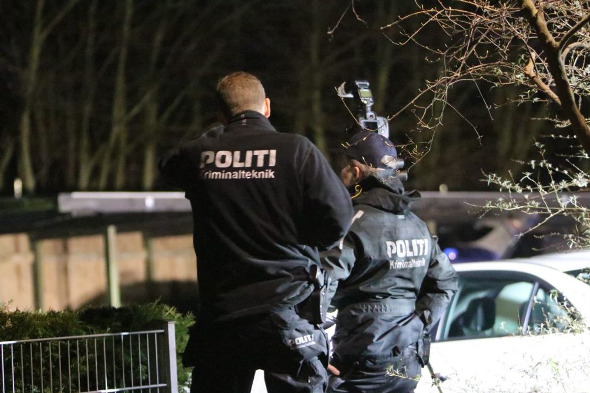 Tirsdag aften blev der affyret skud mod to personer på en parkeringsplads ud for Parkvej 30 i Køge. Foto: Presse-foto.dk