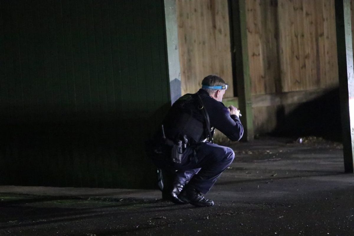 Tirsdag aften blev der affyret skud mod to personer på en parkeringsplads ud for Parkvej 30 i Køge. Foto: Presse-foto.dk