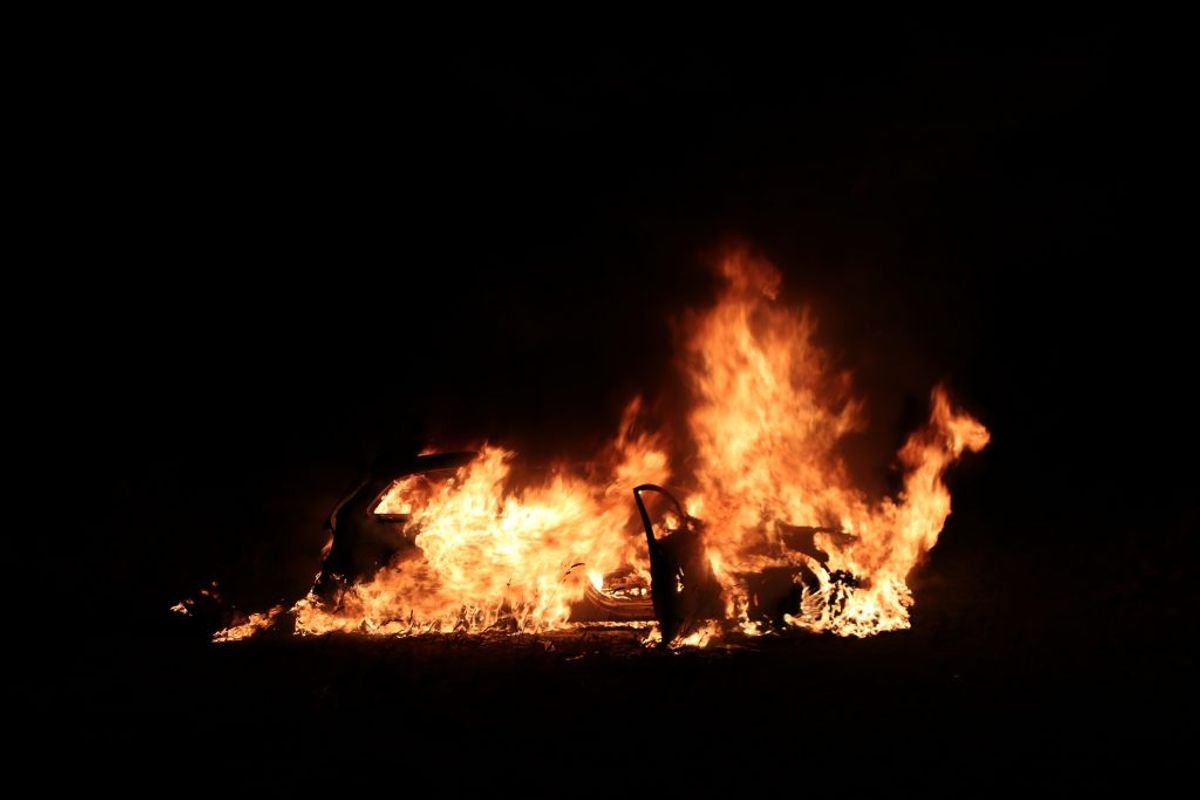 Kort efter anmeldelsen om skyderiet blev en mørk personbil brændt af i Greve. Politiet formoder, at det har en sammenhæng med skudepisoden. Foto: Presse-fotos.dk