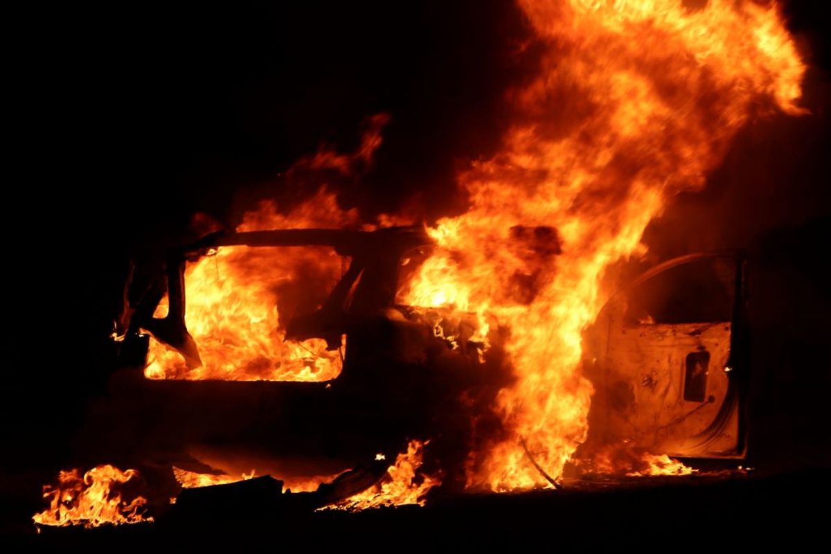 Kort efter anmeldelsen om skyderiet blev en mørk personbil brændt af i Greve. Politiet formoder, at det har en sammenhæng med skudepisoden. Foto: Presse-fotos.dk