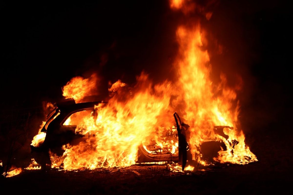 Kort efter anmeldelsen om skyderiet blev en mørk personbil brændt af i Greve. Politiet formoder, at det har en sammenhæng med skudepisoden. Foto: Presse-fotos.dk