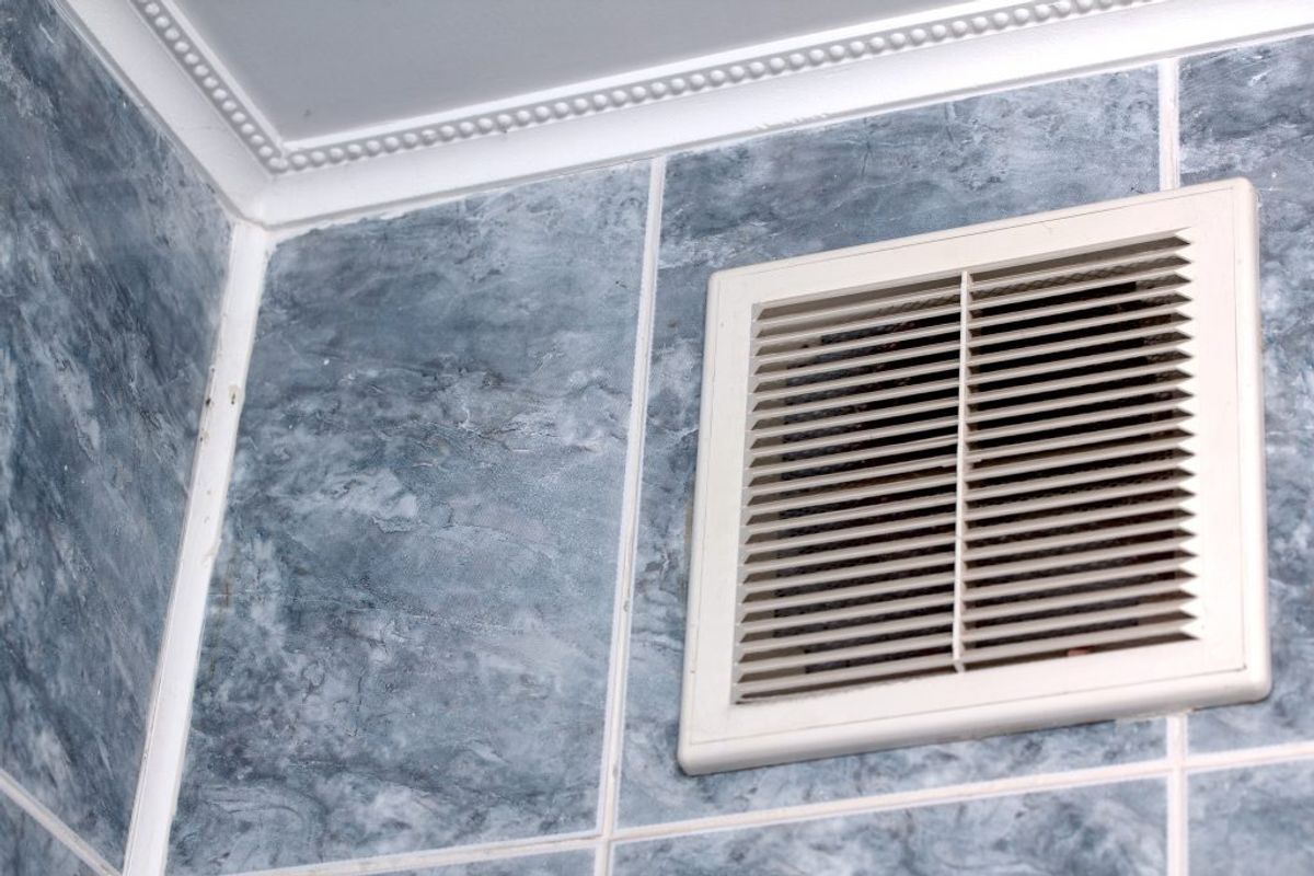 De små tandbørste er geniale til at fjerne støv fra ventilationsanlæg på fx badeværelet og i bilen.