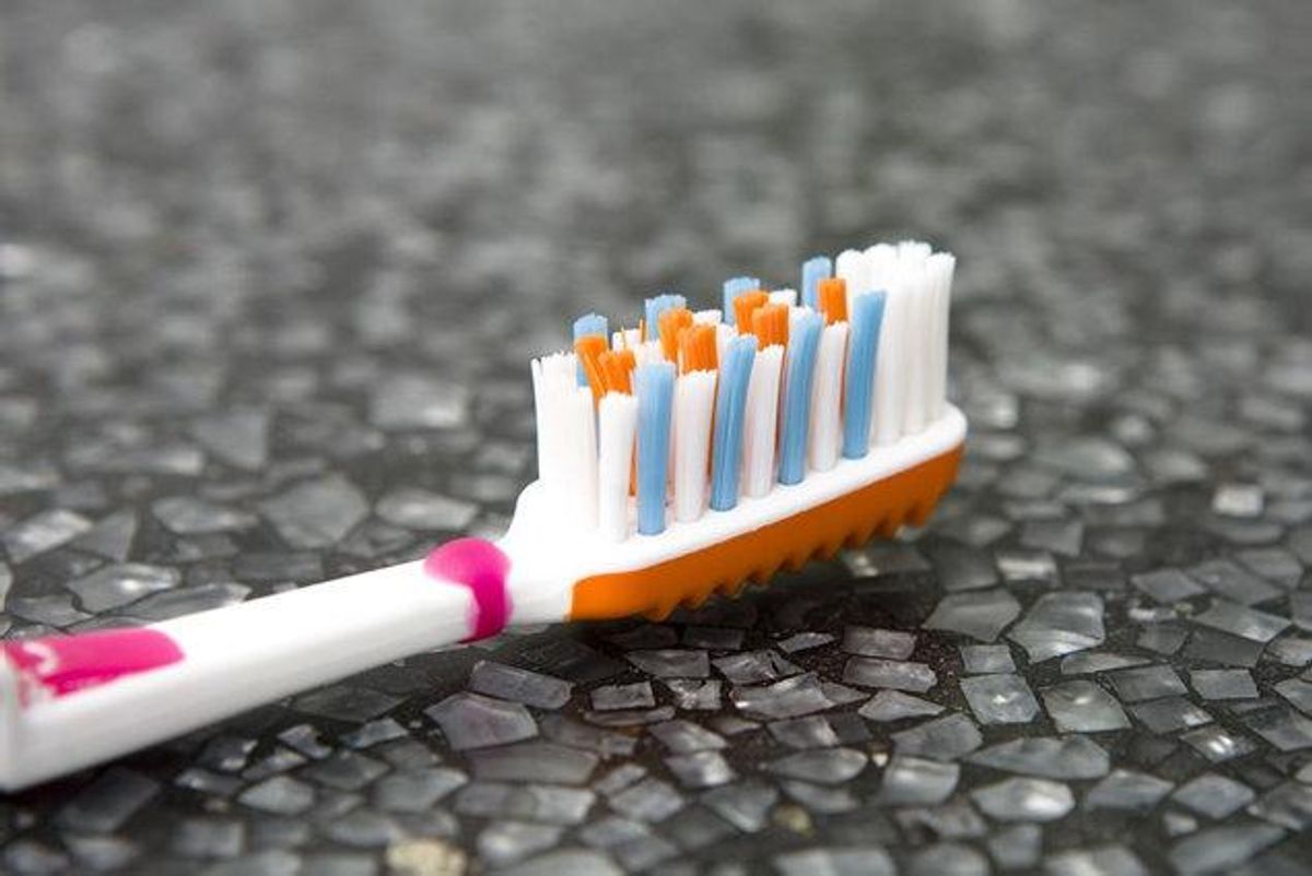 Byt tandbørsten af plast ud med en i eksempelvis bambus. Klik igennem galleriet for at se, hvordan du ellers kan spare på plasten i hverdagen.