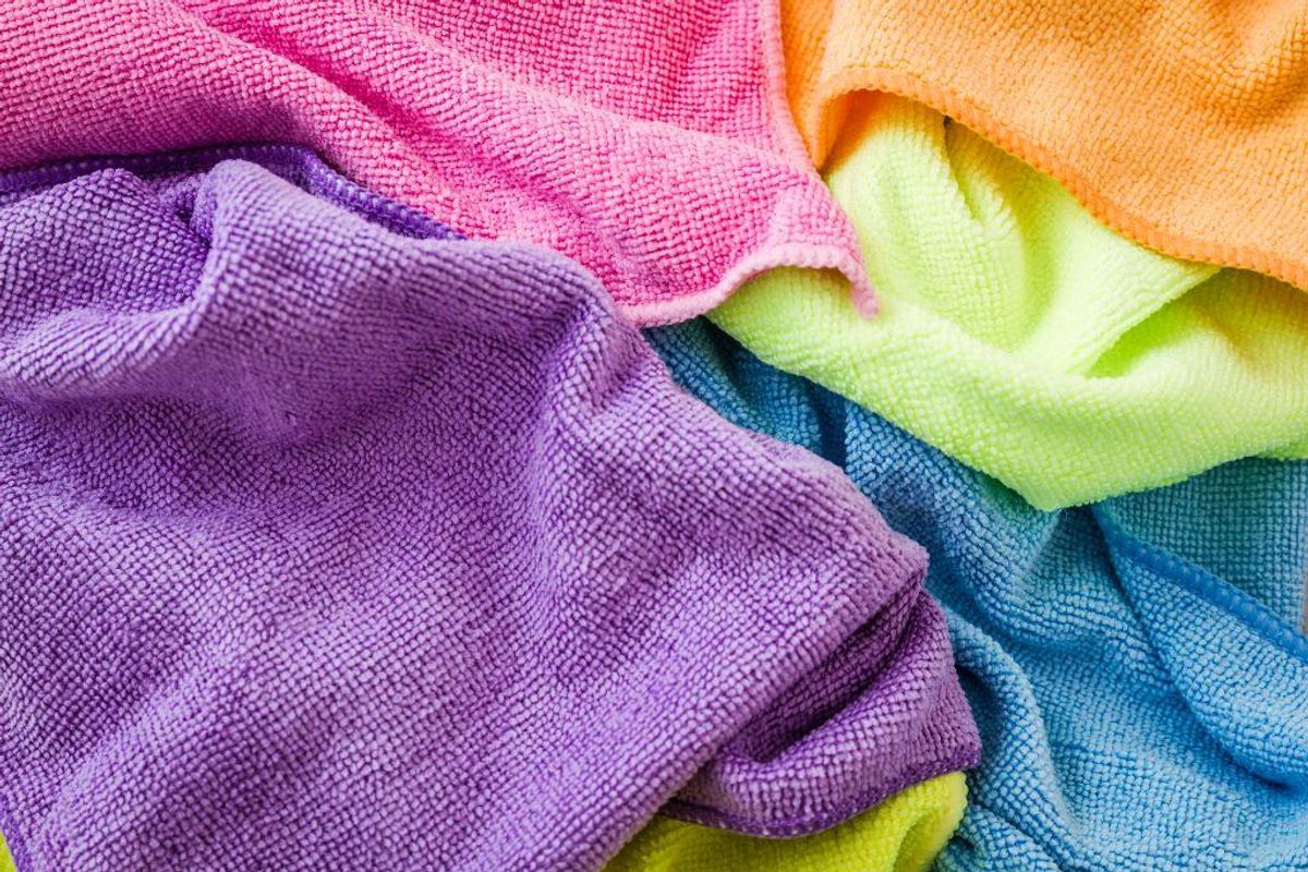 Ligesom med tøjet så køb bomuldklude i stedet for klude af polyester.