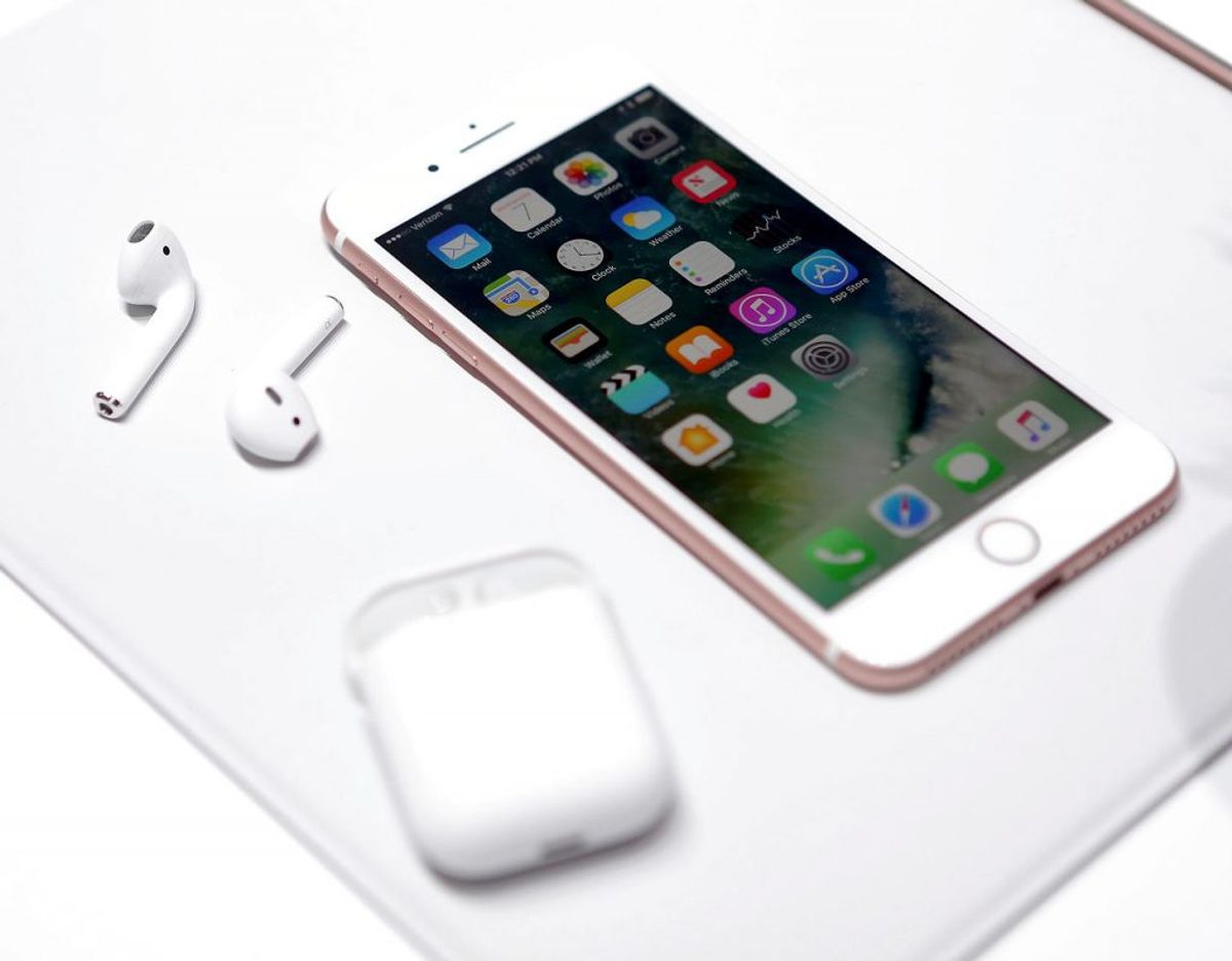 Hvis du er indehavere af AirPods eller andre lignende typer af øretelefoner, der har en etui, bør du også rengøre etuiet. Det gøres bedst med en klud fugtiggjort af desinficerende middel. Foto: Reuters/Beck Diefenbach