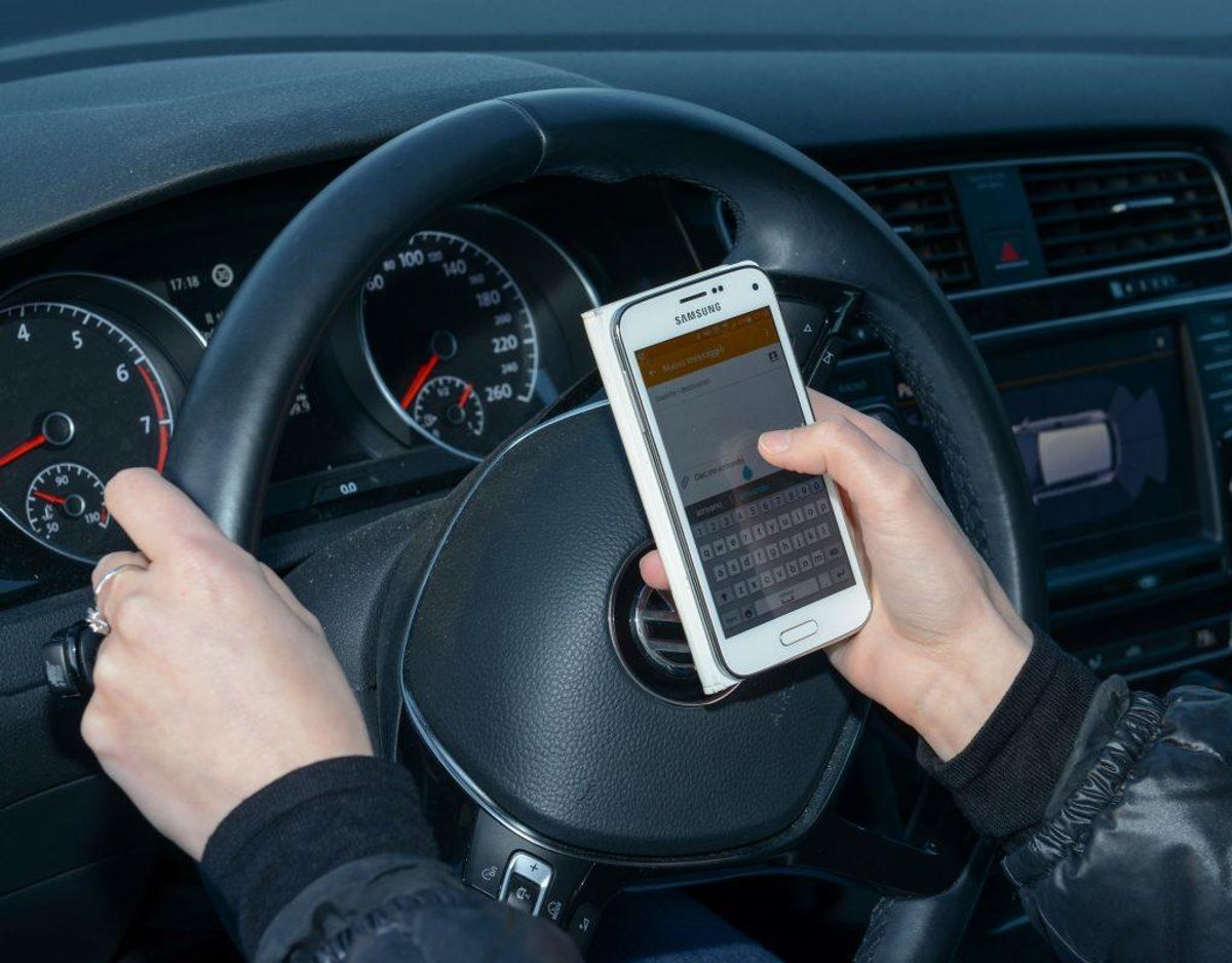 Nej. Du må ikke sms’e eller lægge ting i kalenderen mens du kører – så betjener du en håndholdt mobil og det er ulovligt. Du må heller ikke tage telefonen og sætte den på højtaler – det er stadig ulovligt.