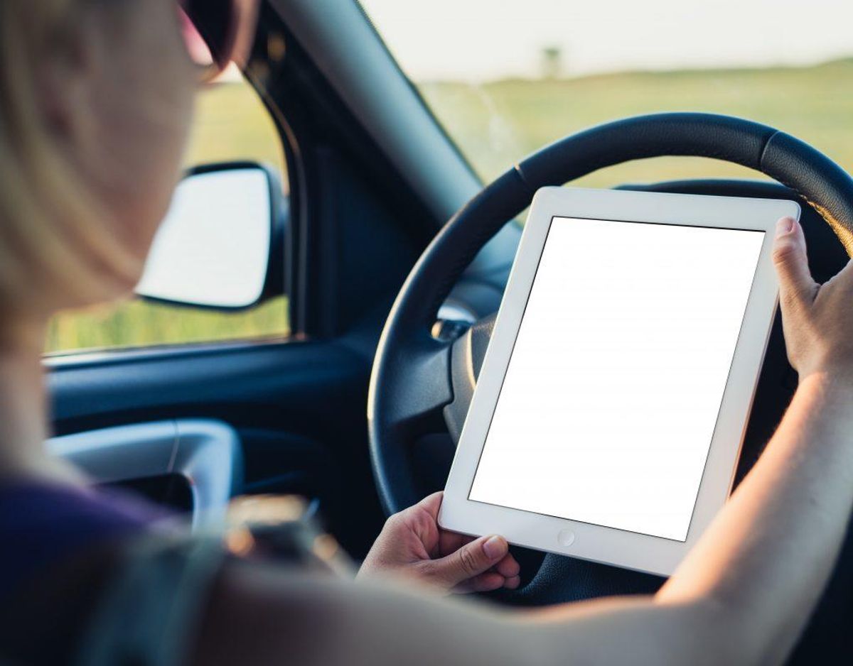 Nej. At bruge din mobil eller tablet som GPS hvis den ikke er fastmonteret er ikke lovligt. Det koster en bøde.