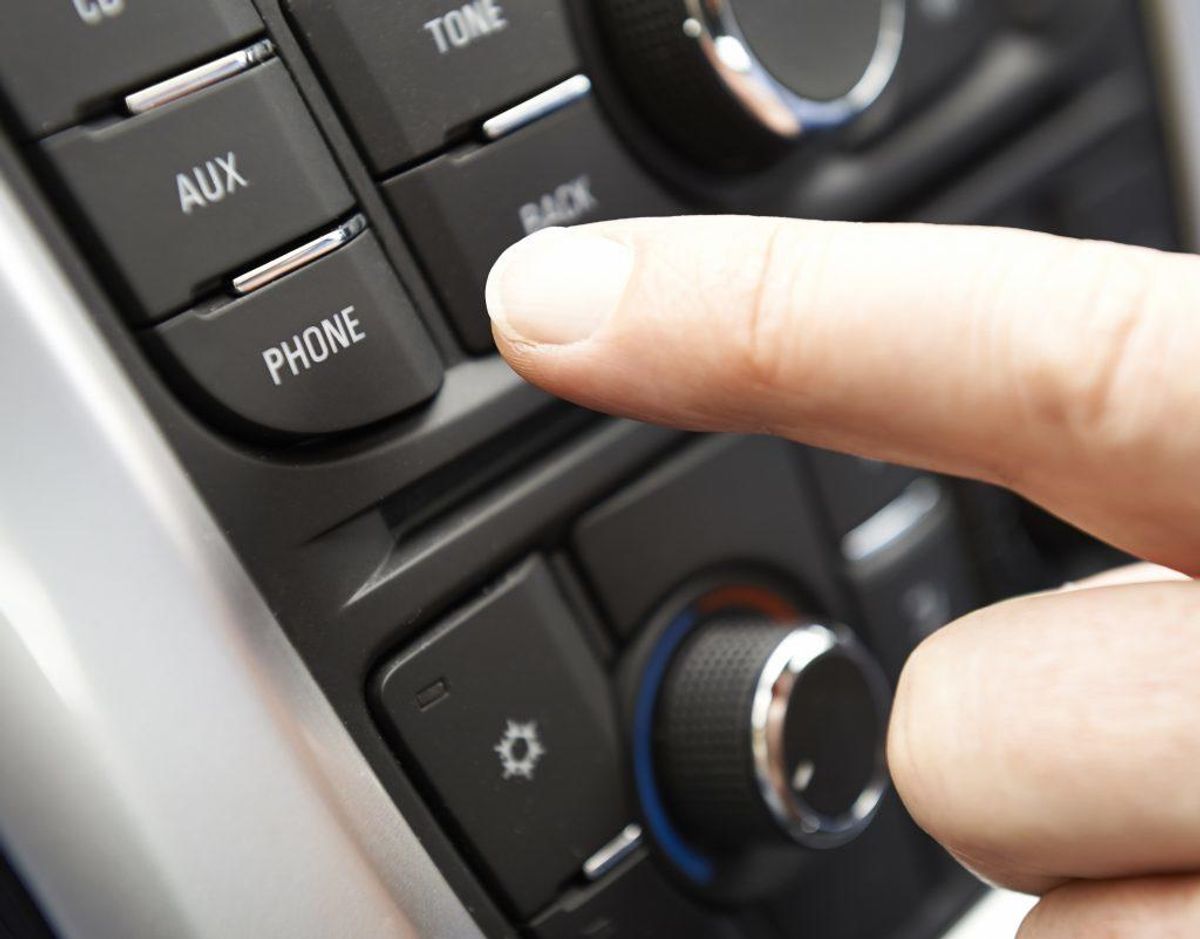 Ja! Du må gerne tale i din mobil, hvis den er koblet til bilens bluetooth-anlæg og du kan tage den ved eksempelvis at betjene den fra rattet.