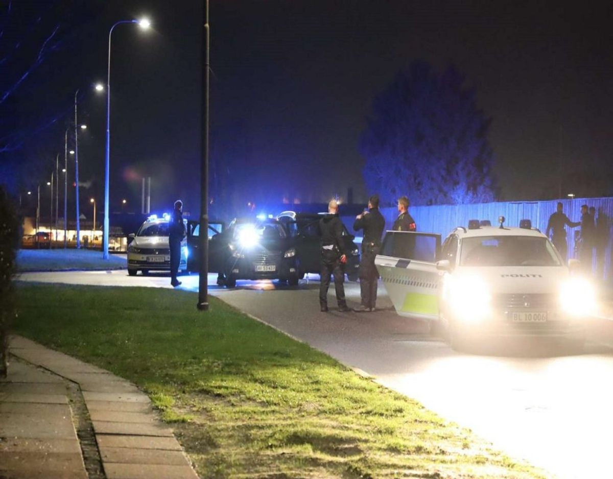 Fire personer blev onsdag aften anholdt i det vestlige Aarhus. De havde sammen med ti andre, der blev anholdt på E45 ved Vejle, frihedsberøvet to mænd. Foto: Øxenholt Foto