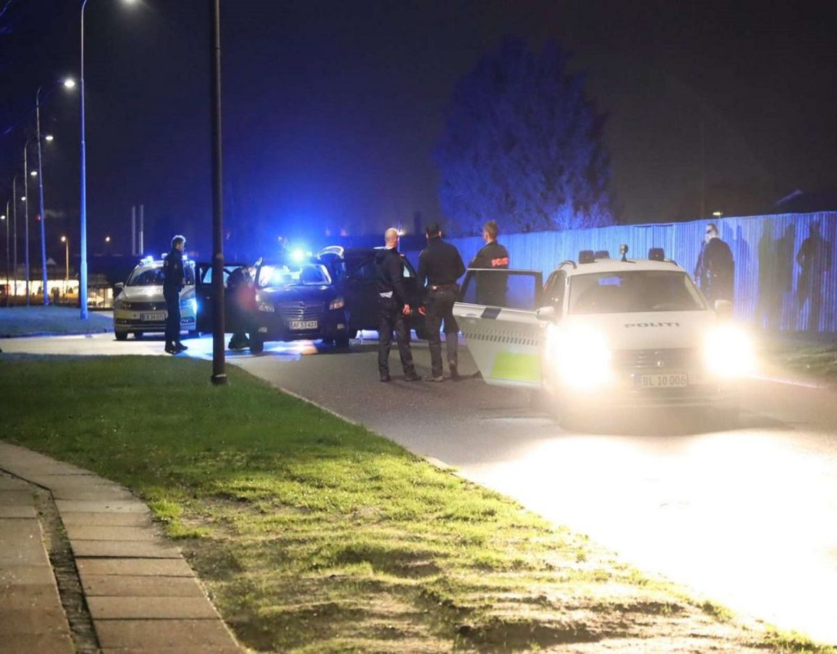 Fire personer blev onsdag aften anholdt i det vestlige Aarhus. De havde sammen med ti andre, der blev anholdt på E45 ved Vejle, frihedsberøvet to mænd. Foto: Øxenholt Foto