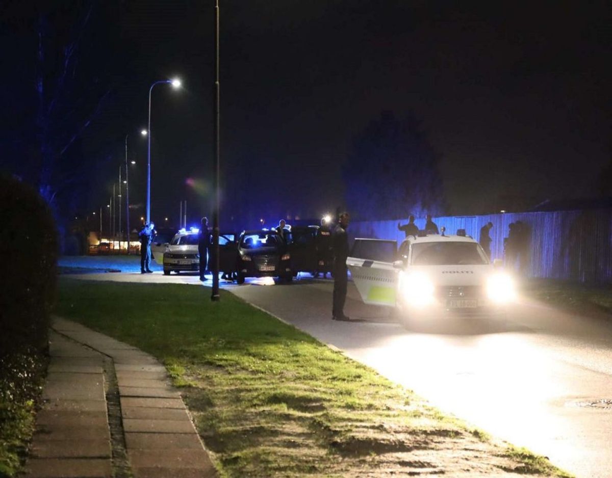 Fire personer blev onsdag aften anholdt i det vestlige Aarhus. De havde sammen med ti andre, der blev anholdt på E45 ved Vejle, frihedsberøvet to mænd. Foto: Øxenholt Foto