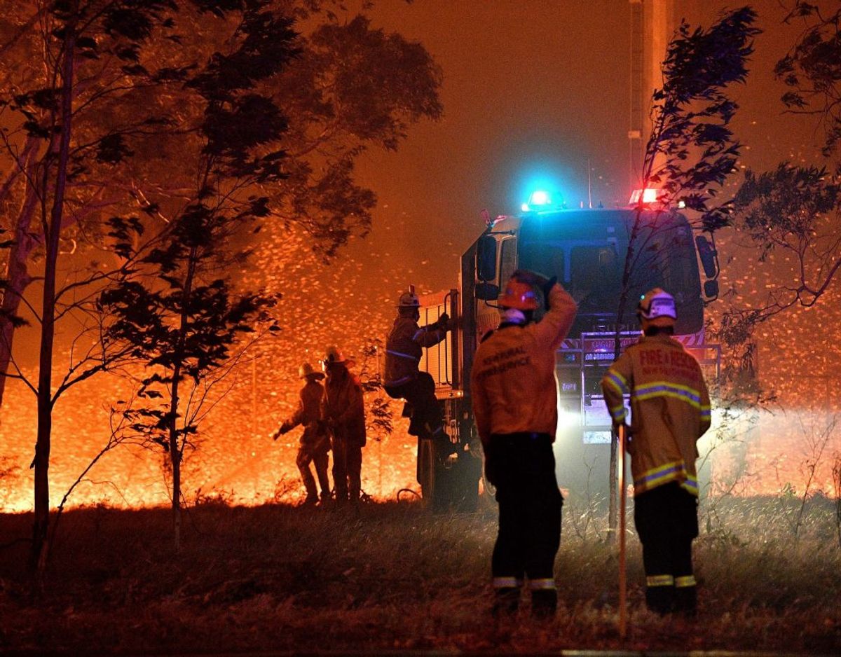 Frivillige brandmænd forsøger at stoppe ilden for at sprede sig yderligere ved blandt andet at spule den tørre beplantning nær brandene. Mange tusind brandmænd deltager i kampen mod flammerne, der har kostet indtil flere menneskeliv. Blandt andre mistede en 28-årig brandmand livet mandag, da en ildtornado i området Upper Murray øst for hovedstaden, Canberra, fik fat i den otte ton tunge brandbil, han kørte i, og kastede den om på taget. Foto: Saeed Khan/Ritzau Scanpix