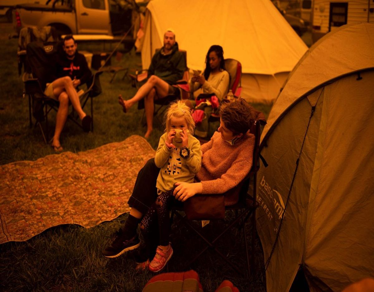 Telte, campingvogne og biler er rykket ind på en plads i byen Bega i New South Wales, hvor en række mennesker midlertidigt har slået lejr, efter at de er blevet evakueret fra de omfattende brande. Langs delstatens kyst har flere tusind desuden søgt tilflugt, har brandvæsnet tirsdag oplyst. Foto: Sean Davey/Ritzau Scanpix