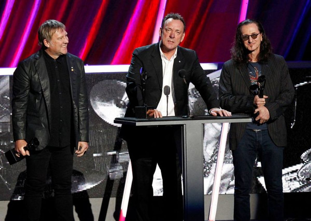 Alex Lifeson (tv.), Neil Peart og Geddy Lee (th.) blev i 2013 optaget i rockens Hall of Fame til en stor ceremoni i Los Angeles i 2013. Foto: REUTERS/Mario Anzuoni/File Photo/Scanpix