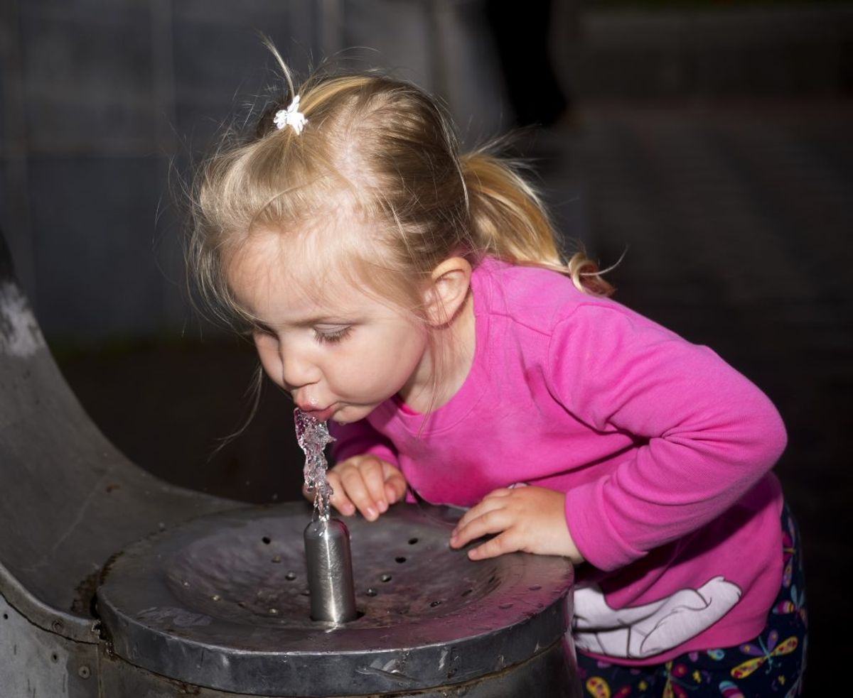 Drik i underkanten af en halvliter, når du lige vågner – hvis altså du er voksen. Som barn skal du have mindre. Foto: Colourbox