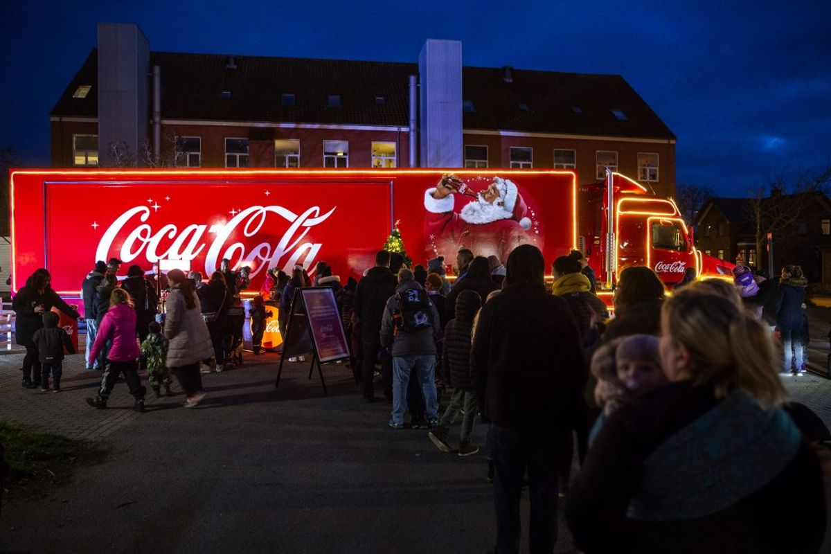 Når Coca-Cola-lastbilen turnerer landet rundt, støttes Mødrehjælpen med penge fra salg af merchandise. KLIK VIDERE OG SE HVOR DU KAN OPLEVE LASTBILEN. Foto: Coca-Cola