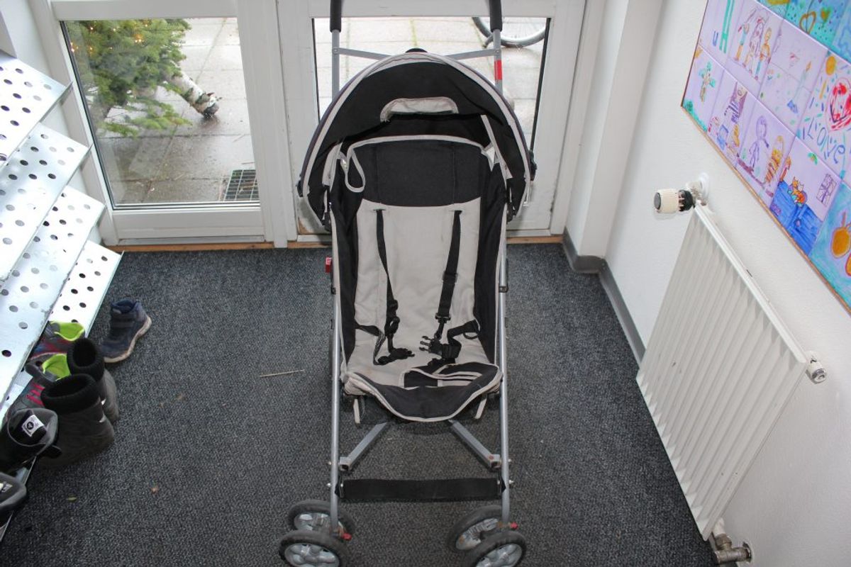 Det var i denne barnevogn, at det ene barn opholdt sig. KLIK VIDERE OG SE BILLEDER AF BØRNENE. Foto: Østjyllands Politi