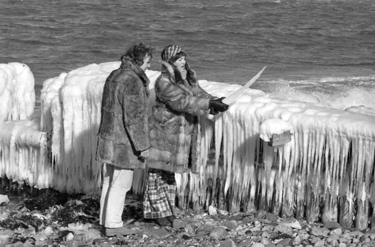 Danske Hanne Blarke også kaldet Anna Karina med sin mand Pierre Antoine Fabre langs Øresunds kyst i den kolde danske vinter.; The Danish actor Hanne Blarke alias Anna Karina with her husband Pierre Antoine Fabre looking at ice packs along the coast.