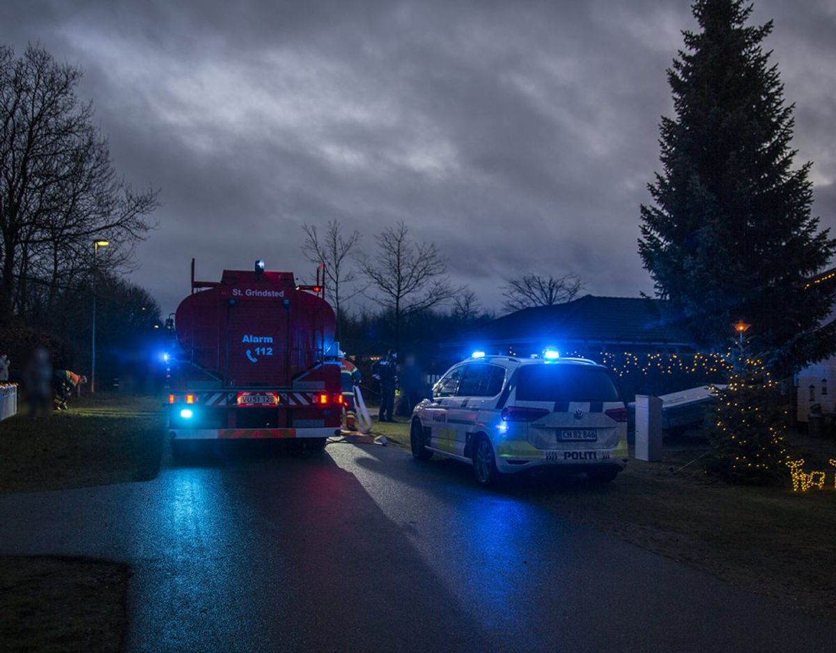 Branden udviklede kraftig røg. KLIK FOR FLERE BILLEDER. Foto: René Lind Gammelmark
