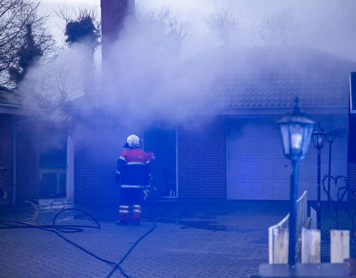 Branden udviklede kraftig røg. KLIK FOR FLERE BILLEDER. Foto: René Lind Gammelmark