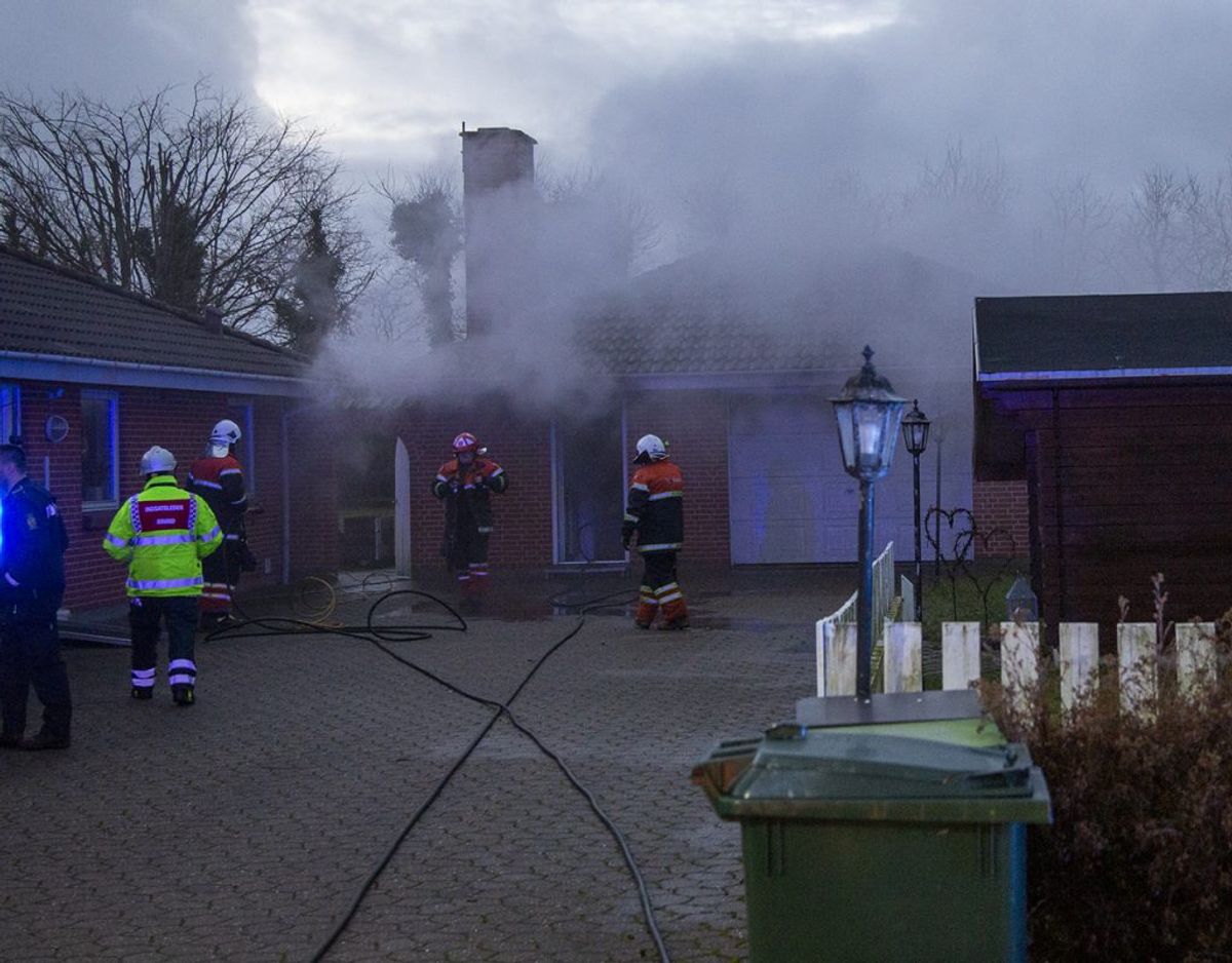 Branden udviklede kraftig røg. KLIK FOR FLERE BILLEDER. Foto: René Lind Gammelmark