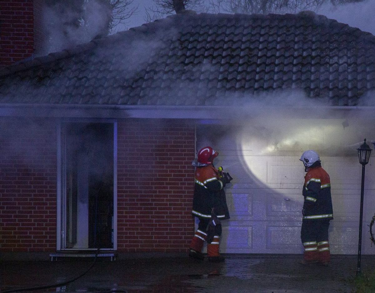 Branden udviklede kraftig røg. KLIK FOR FLERE BILLEDER. Foto: René Lind Gammelmark