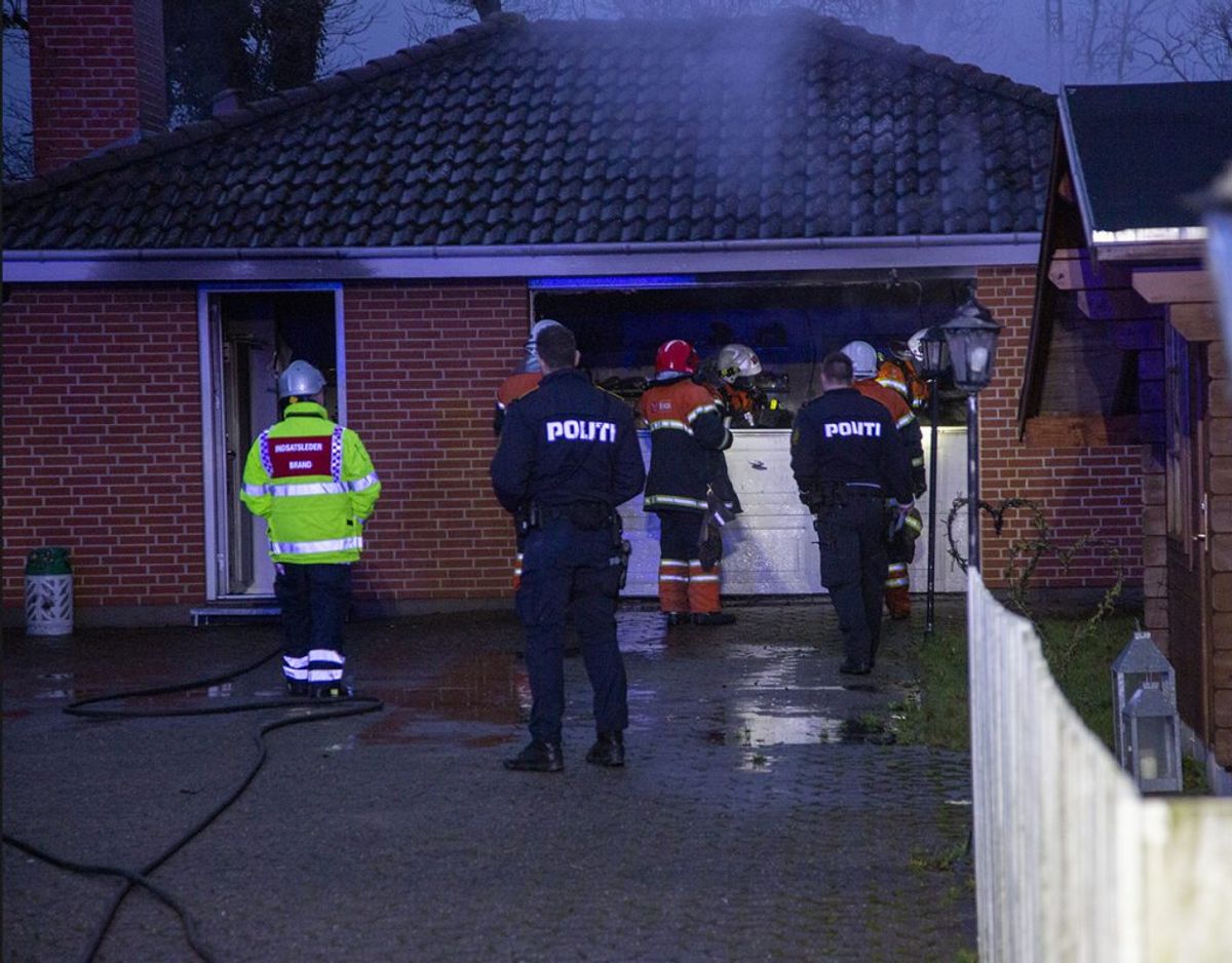 Branden udviklede kraftig røg. KLIK FOR FLERE BILLEDER. Foto: René Lind Gammelmark