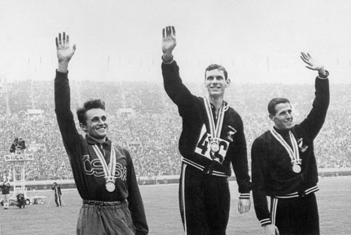 På billedet her fra den 21. oktober 1964 har Peter Snell (i midten) netop vundet guld i 1500 meter løb under OL i Tokyo. Tjekkoslovakken Josef Odlozil (til venstre) vandt sølv, mens Snells landsfælle John Davies (til højre) vandt bronze. Foto: Staff/AFP