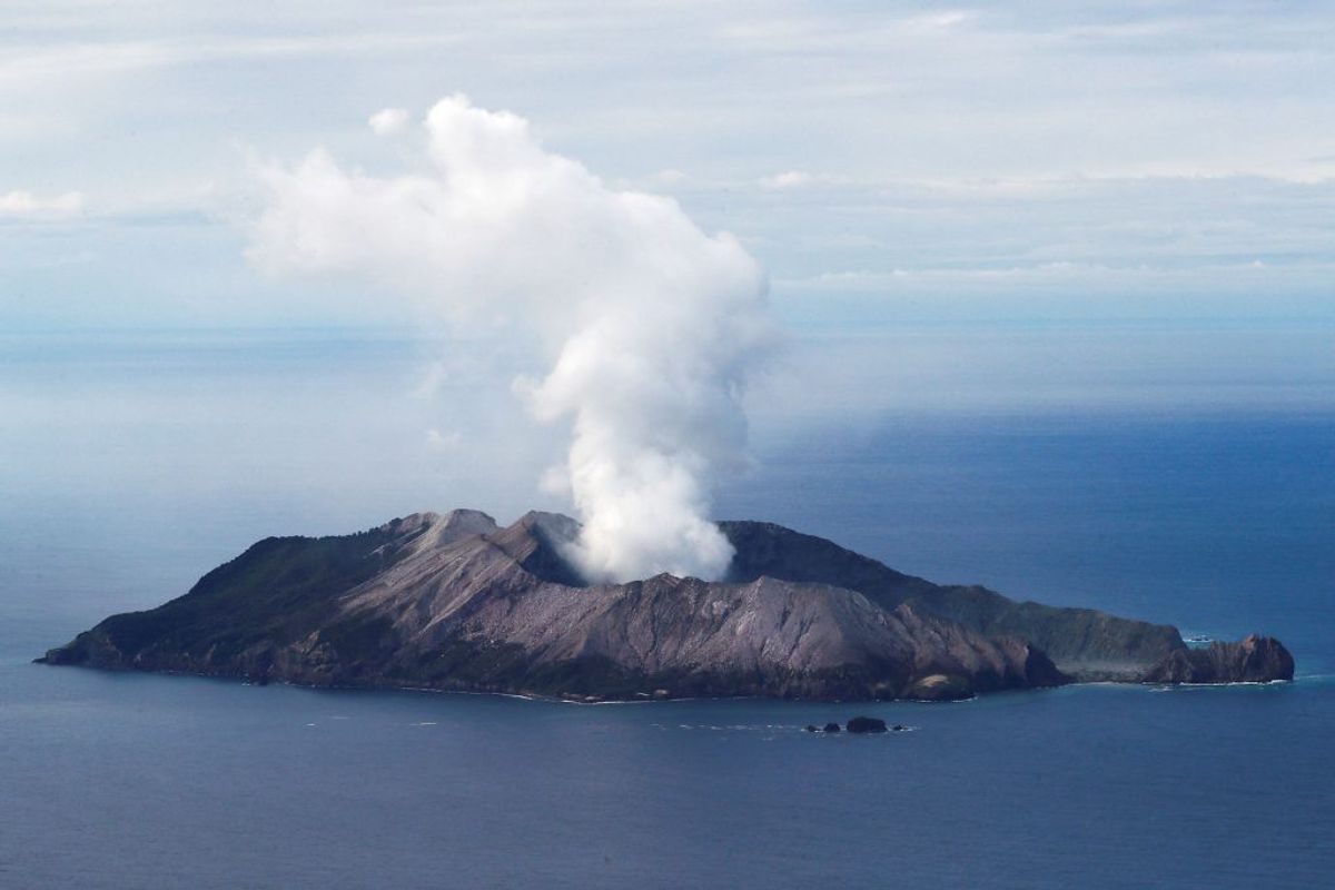 Mindst otte personer er nu døde efter vulkanudbruddet på New Zealand. Foto: Jorge Silva/Scanpix.