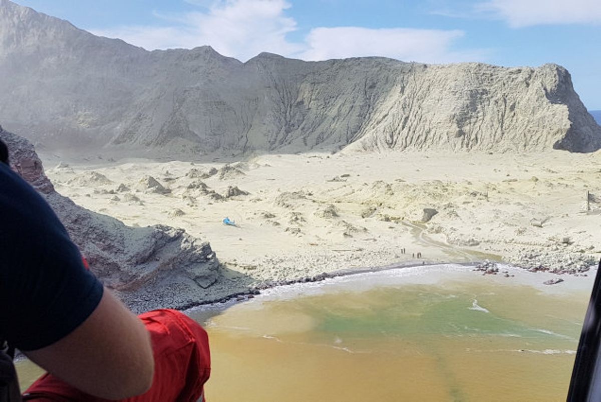 Redningsarbejdere har ikke kunnet bjærge de personer, der formodes at være omkommet på White Island, da der fortsat er risiko for et nyt vulkanudbrud. Foto: Auckland Rescue Helicopter Trust/Reuters