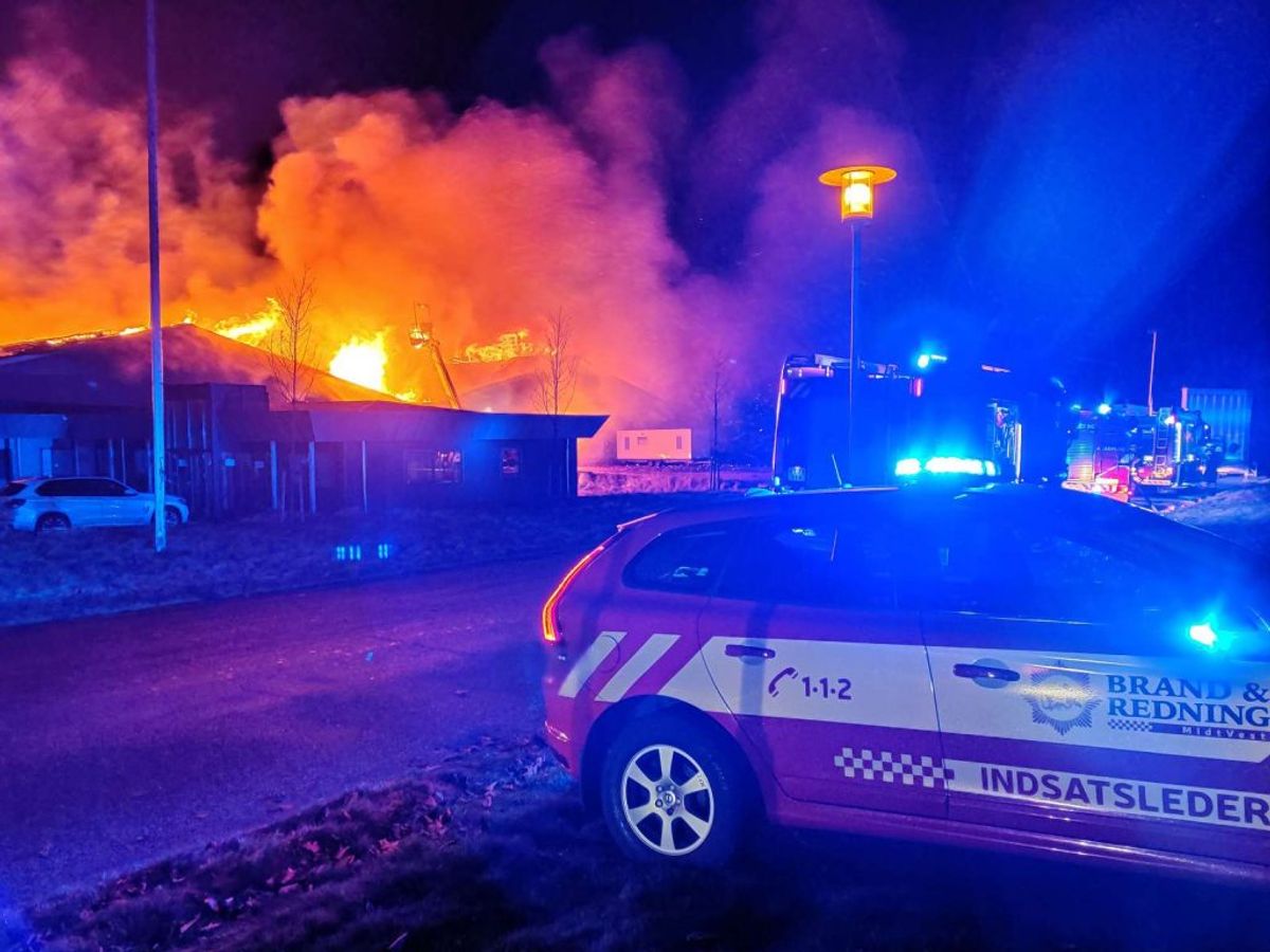 En voldsom brand hærger lige nu. Der er fare for, at 8.000 liter diesel også kan bryde i brand. KLIK for flere billeder. Foto: Øxenholt Foto.