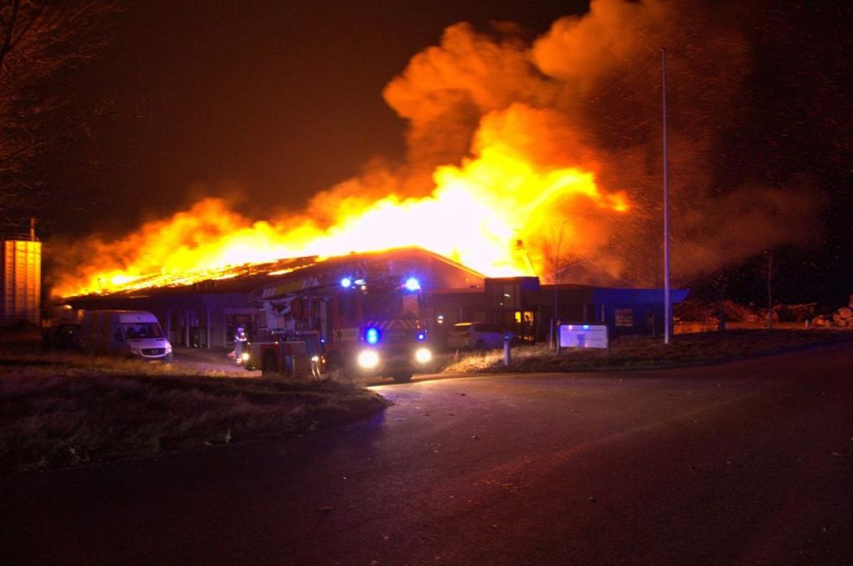 En voldsom brand hærger lige nu. Der er fare for, at 8.000 liter diesel også kan bryde i brand. KLIK for flere billeder. Foto: Øxenholt Foto.