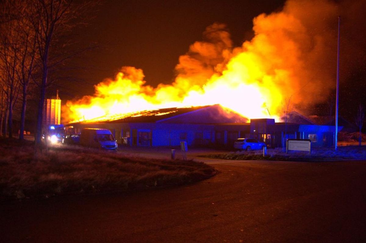 En voldsom brand hærger lige nu. Der er fare for, at 8.000 liter diesel også kan bryde i brand. KLIK for flere billeder. Foto: Øxenholt Foto.