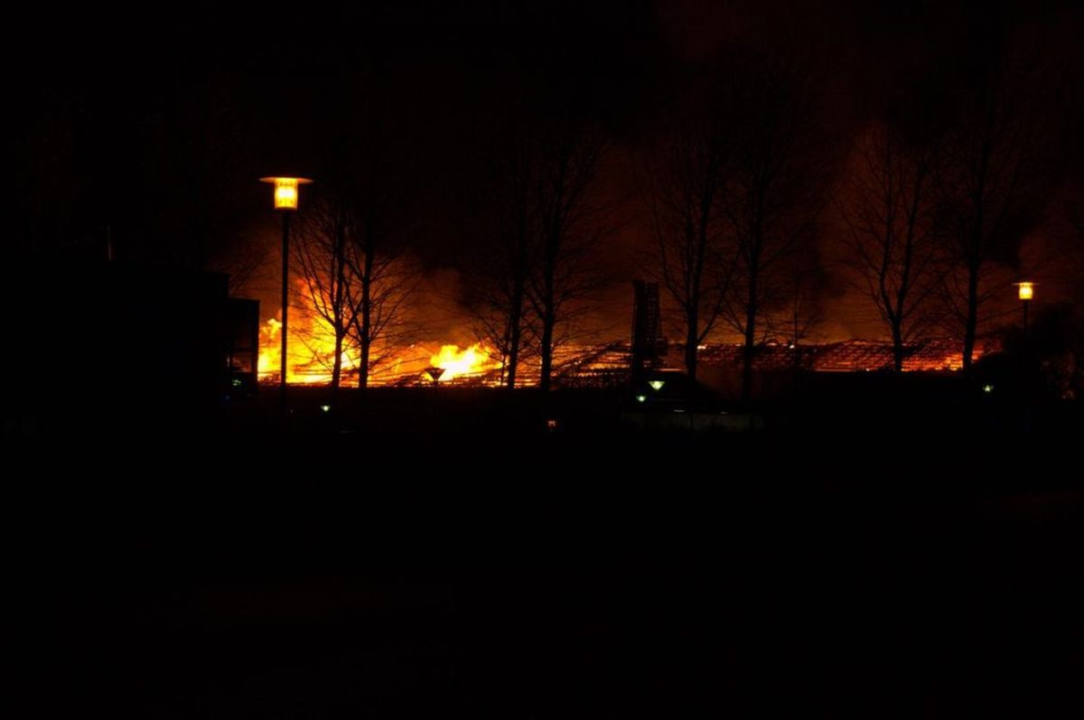 Politiet opfordrer til lukke døre og vinduer. KLIK for flere billeder. Foto: Øxenholt Foto.