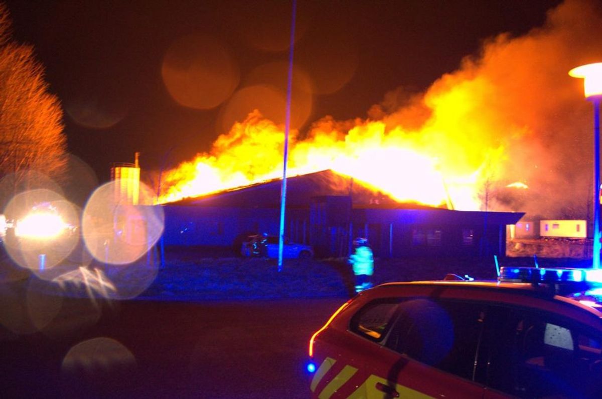 En voldsom brand hærger lige nu. Der er fare for, at 8.000 liter diesel også kan bryde i brand. KLIK for flere billeder. Foto: Øxenholt Foto.