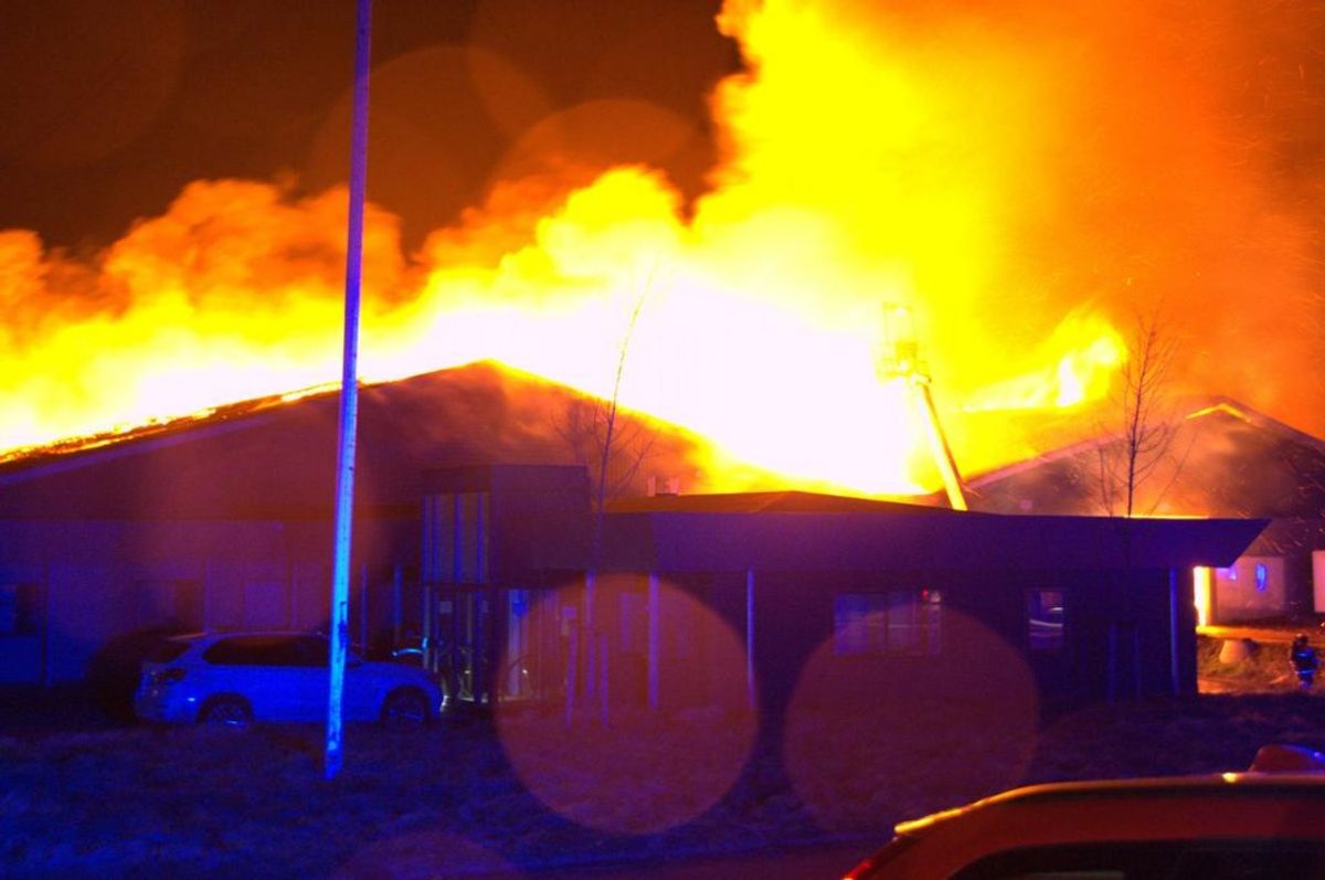 En voldsom brand hærger lige nu. Der er fare for, at 8.000 liter diesel også kan bryde i brand. KLIK for flere billeder. Foto: Øxenholt Foto.