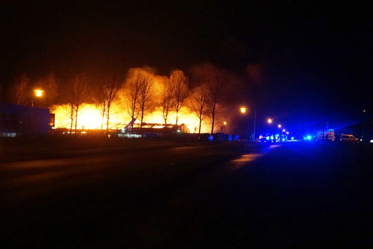 En voldsom tagbrand raserer en industribygning mellem Ikast og Herning. Ingen er kommet til skade, men der er fire tanke med hver 2000 liter dieselolie på taget, og politiet opfordrer folk til at holde sig væk. Foto: Presse-Fotos.dk/Scanpix