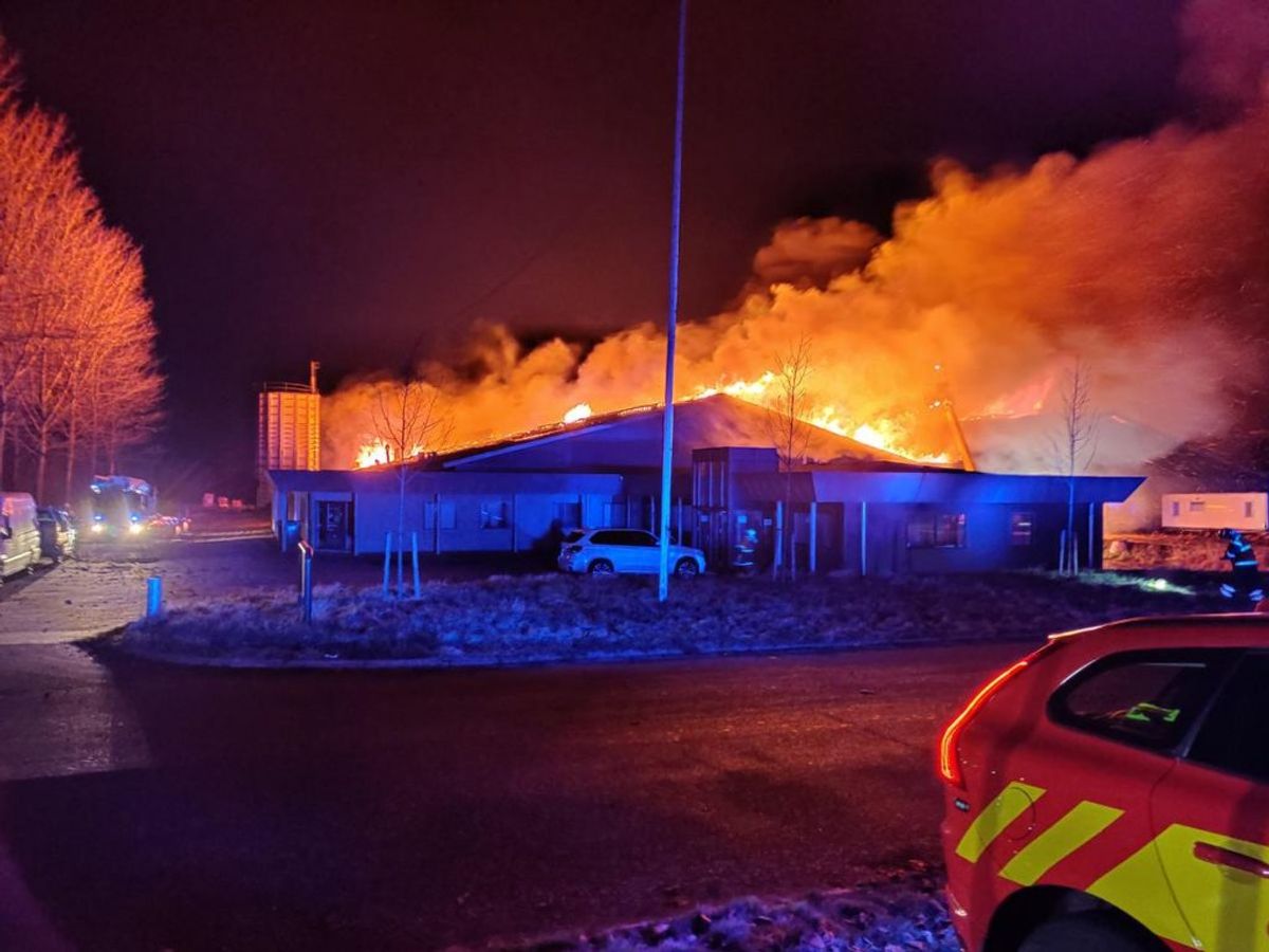 En voldsom brand hærger lige nu. Der er fare for, at 8.000 liter diesel også kan bryde i brand. KLIK for flere billeder. Foto: Øxenholt Foto.