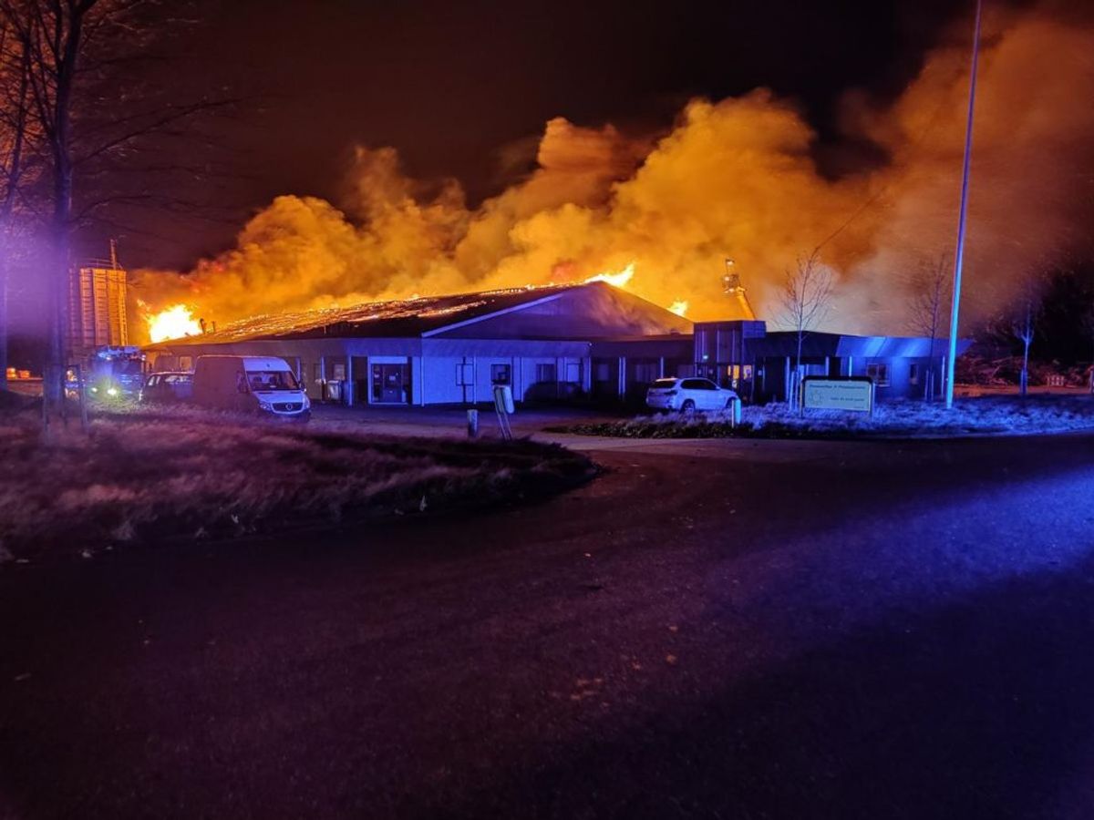 En voldsom brand hærger lige nu. Der er fare for, at 8.000 liter diesel også kan bryde i brand. KLIK for flere billeder. Foto: Øxenholt Foto.