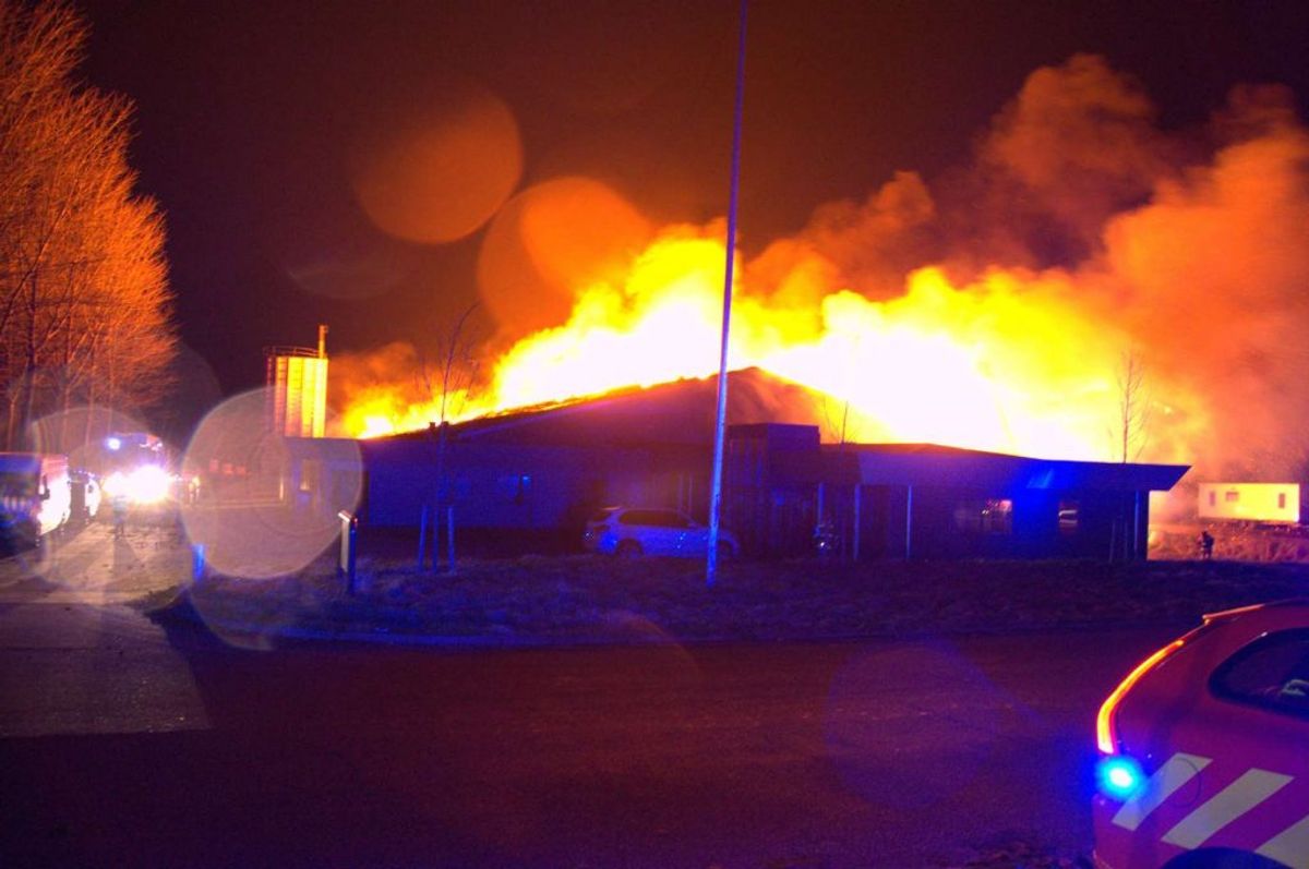 En voldsom brand hærger lige nu. Der er fare for, at 8.000 liter diesel også kan bryde i brand. KLIK for flere billeder. Foto: Øxenholt Foto.