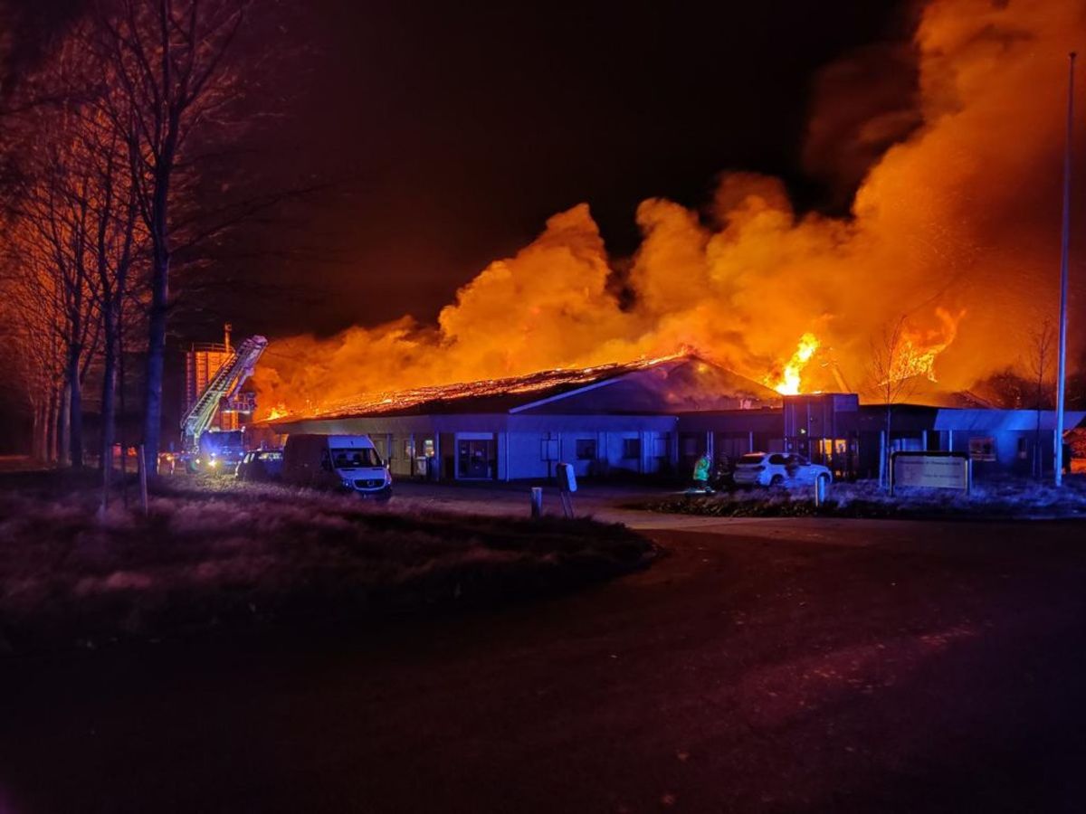 En voldsom brand hærger lige nu. Der er fare for, at 8.000 liter diesel også kan bryde i brand. KLIK for flere billeder. Foto: Øxenholt Foto.