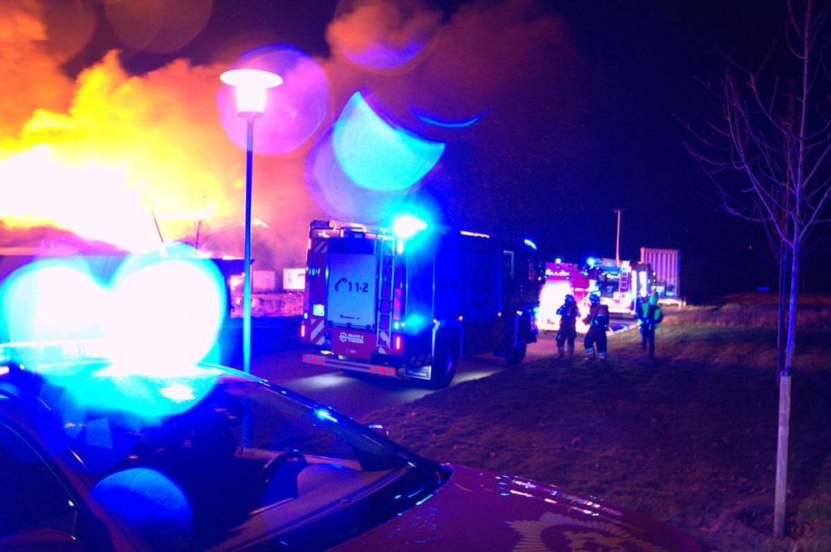 En voldsom brand hærger lige nu. Der er fare for, at 8.000 liter diesel også kan bryde i brand. KLIK for flere billeder. Foto: Øxenholt Foto.