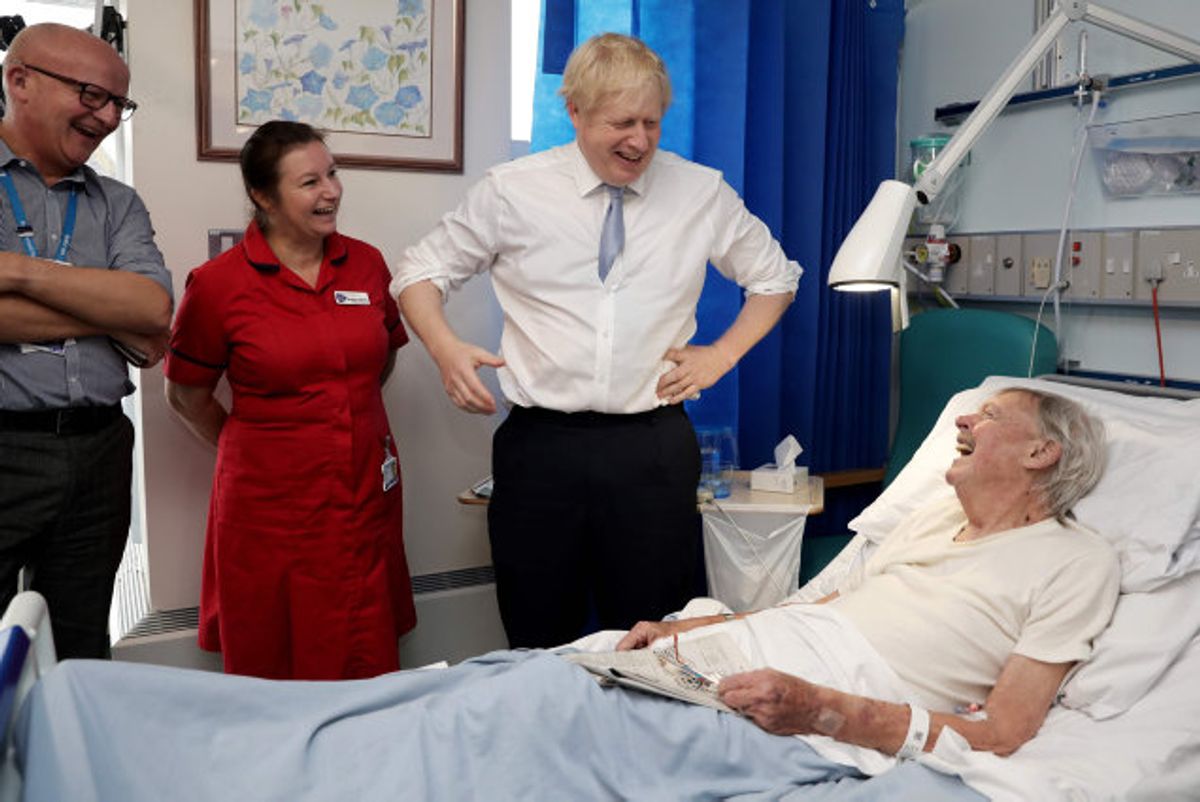 Den britiske premierminister, Boris Johnson, der her besøger et hospital i Conwall i sidste måned, kritiseres for, at han i valgkampens sidste fase har grebet ud efter en journalists mobiltelefon og puttet den i lommen. (Arkivfoto) Foto: Dan Kitwood/AFP