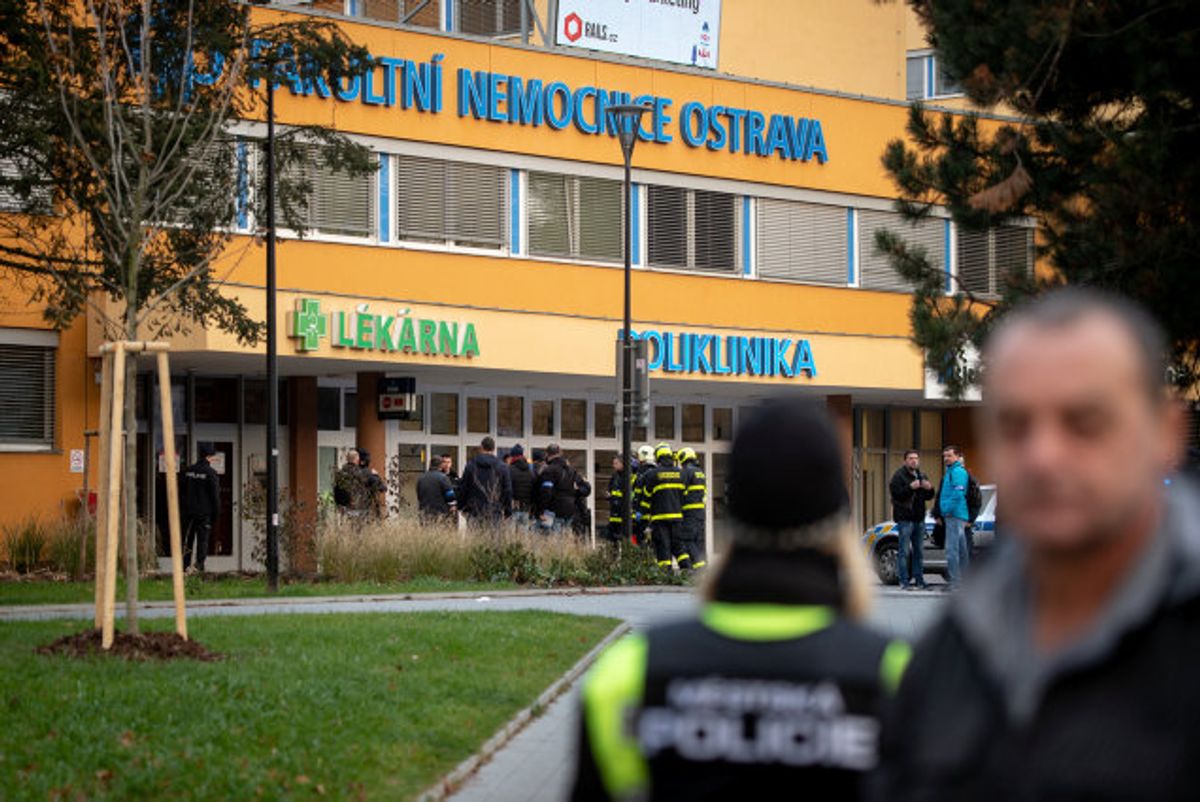 Police officers stand guard near the site of a shooting in front of a hospital in Ostrava, Czech Republic, December 10, 2019. REUTERS/Lukas Kabon Foto: Lukas Kabon/Reuters