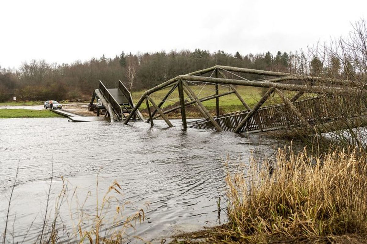Broen var under ti år gammel. KLIK OG SE FLERE BILLEDER AF DEN KOLLAPSEDE BRO. (Foto: Morten Dueholm/Ritzau Scanpix)