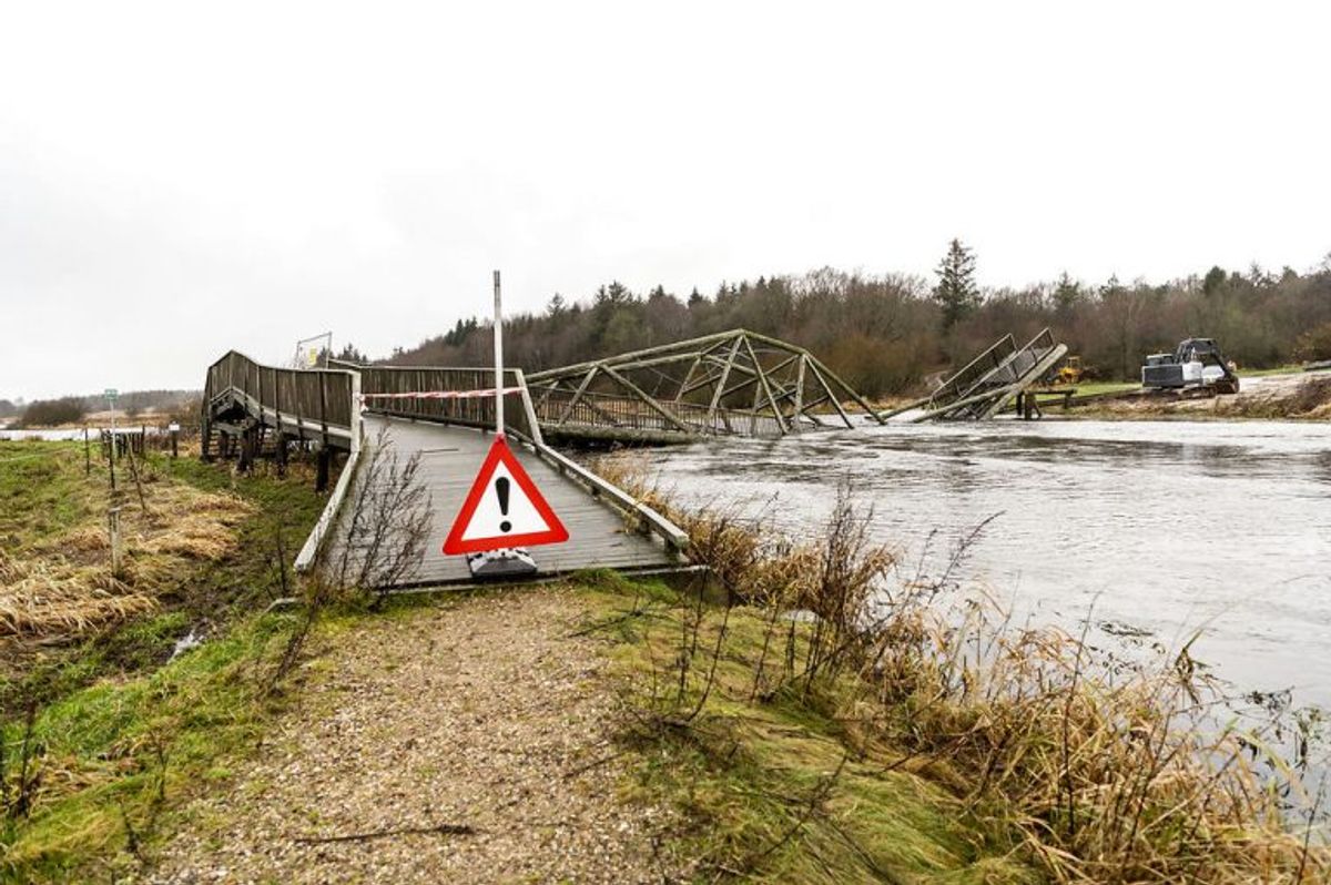 Broen var under ti år gammel. KLIK OG SE FLERE BILLEDER AF DEN KOLLAPSEDE BRO. (Foto: Morten Dueholm/Ritzau Scanpix)