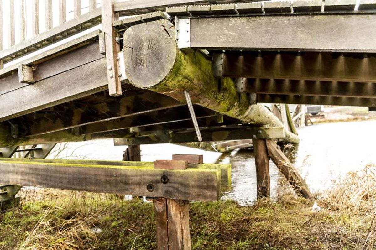 Broen var under ti år gammel. KLIK OG SE FLERE BILLEDER AF DEN KOLLAPSEDE BRO. (Foto: Morten Dueholm/Ritzau Scanpix)