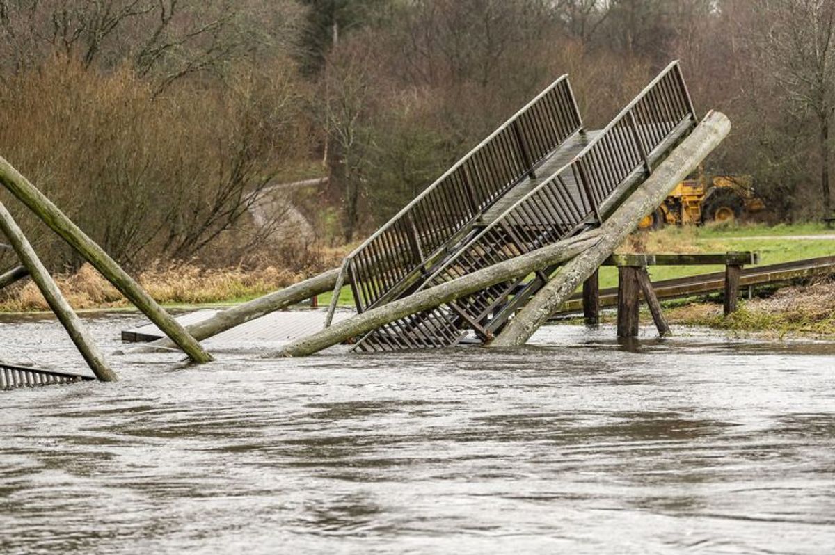 Broen var under ti år gammel. KLIK OG SE FLERE BILLEDER AF DEN KOLLAPSEDE BRO. (Foto: Morten Dueholm/Ritzau Scanpix)